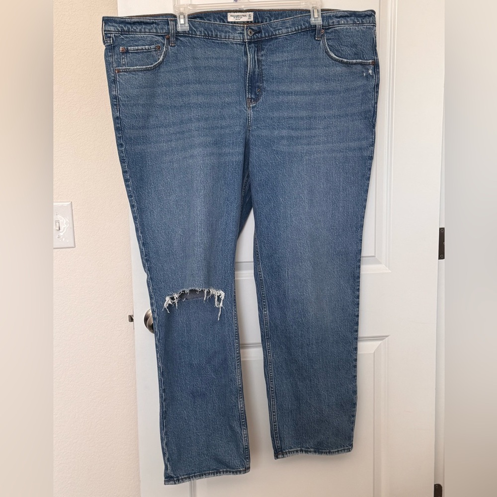 NWOT Abercrombie & Fitch “The 90’s Straight Mid-rise” Jeans - size 24L